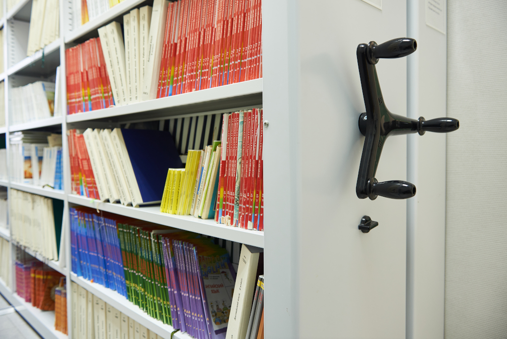 Мобильные стеллажи для школьной библиотеки