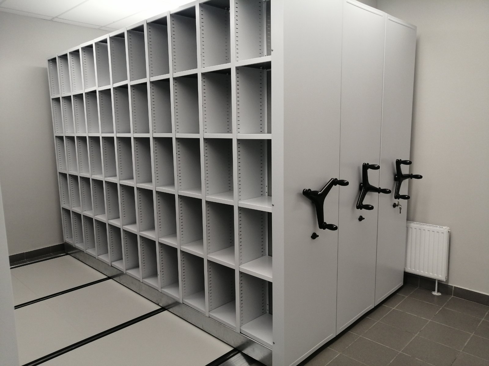 Передвижные стеллажи с ячейками