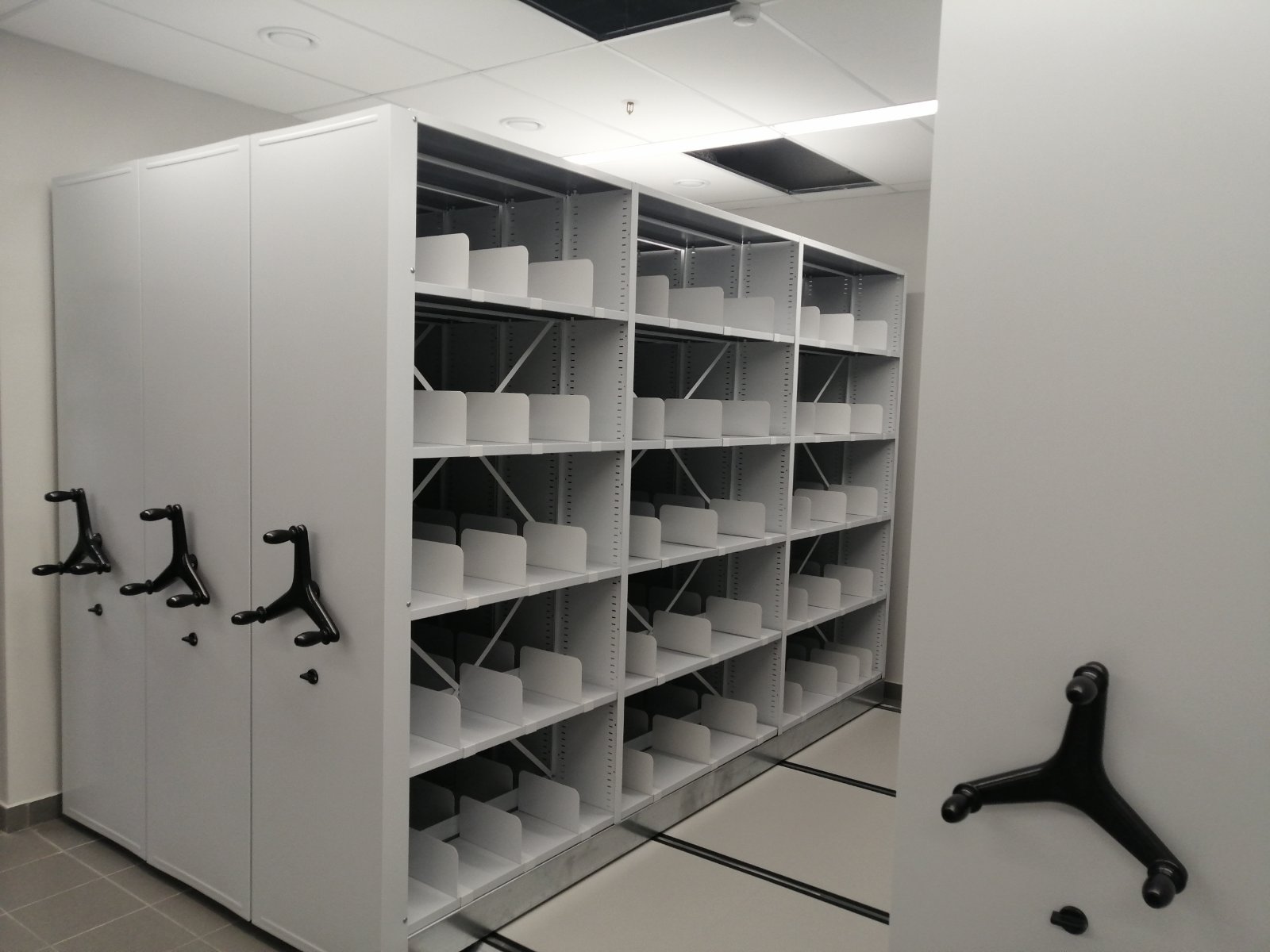 Передвижные стеллажи с ячейками - разделители папок