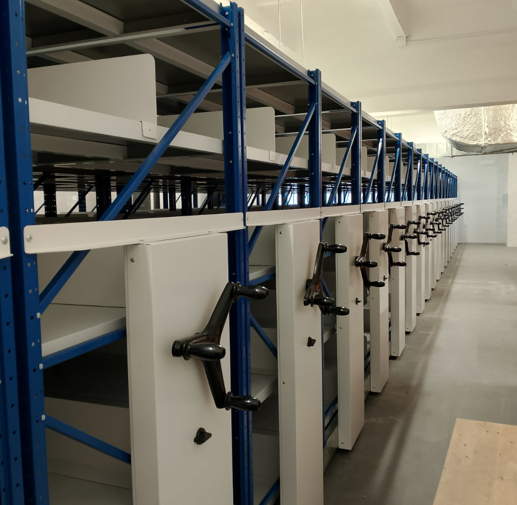 Среднегрузовые передвижные стеллажи