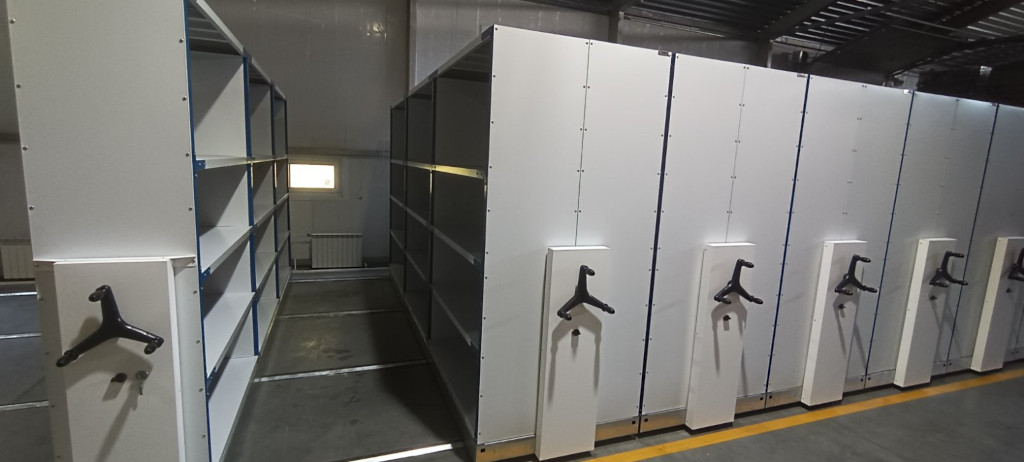 Среднегрузовые стеллажи с ячейками