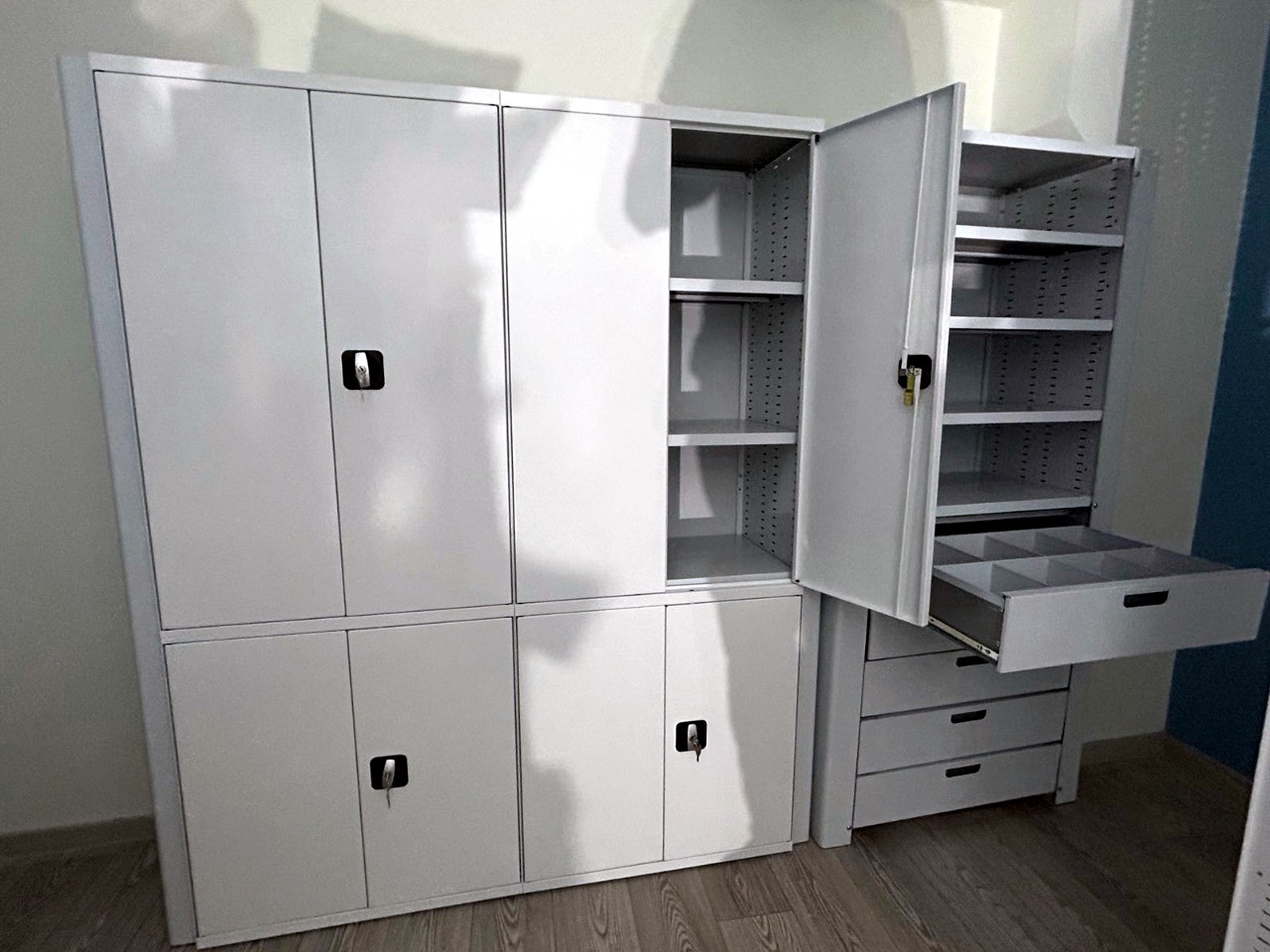 Стационарные металлические стеллажи с дверями и замками
