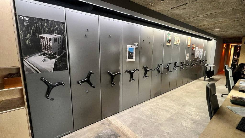 Стеллажи мобильные окрашенные в цвет офиса