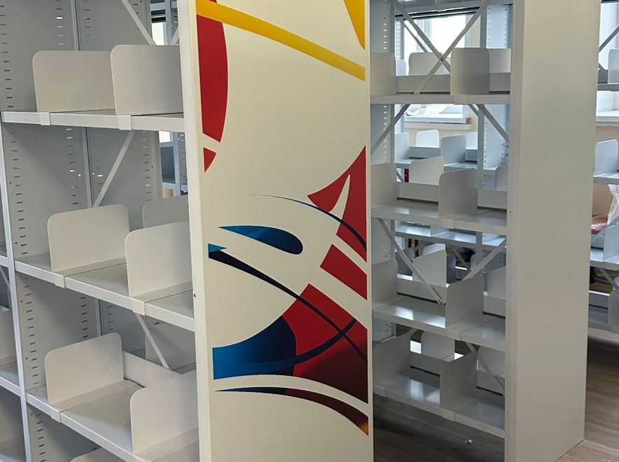 Стеллажи с разделителями и цветными лицевыми панелями