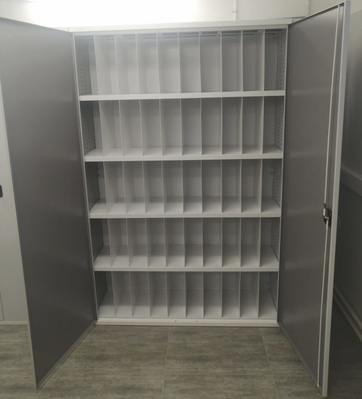 Стационарные металлические стеллажи с дверцами и ячейками