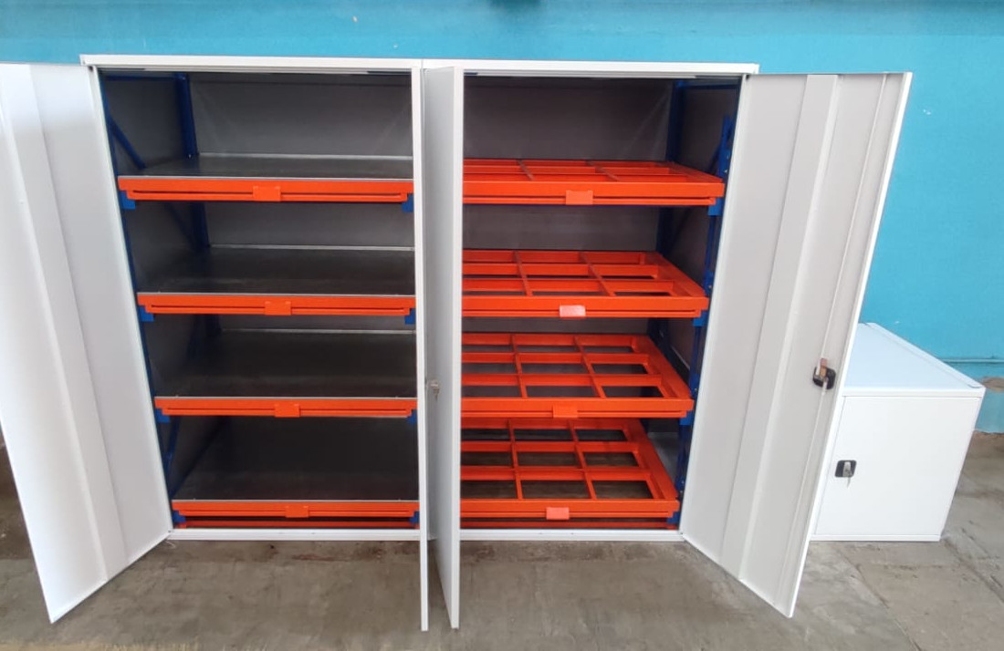 стеллаж с выкатными рамами для инструментальной кладовой