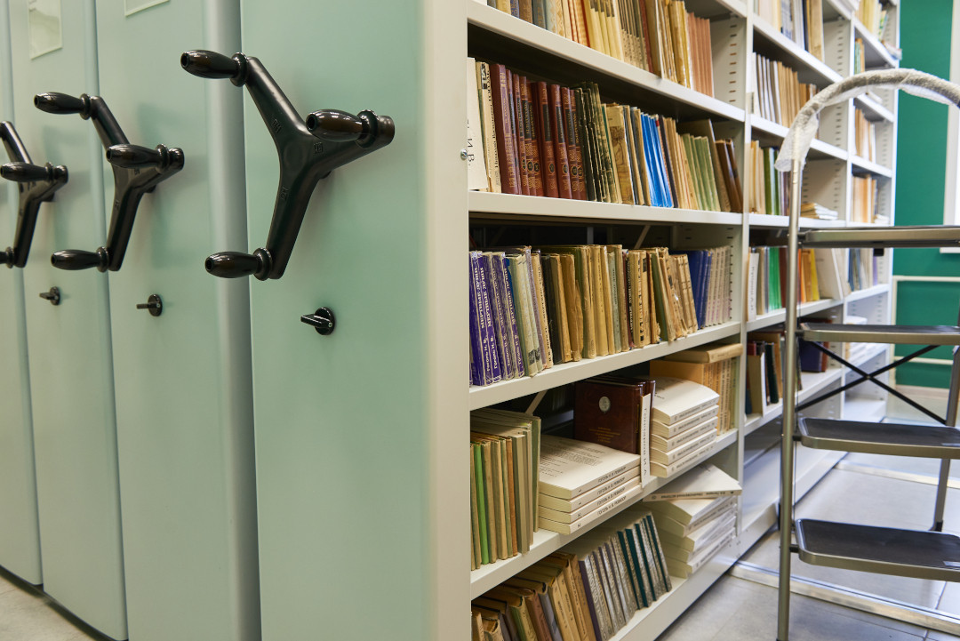 Мобильные стеллажи для библиотеки