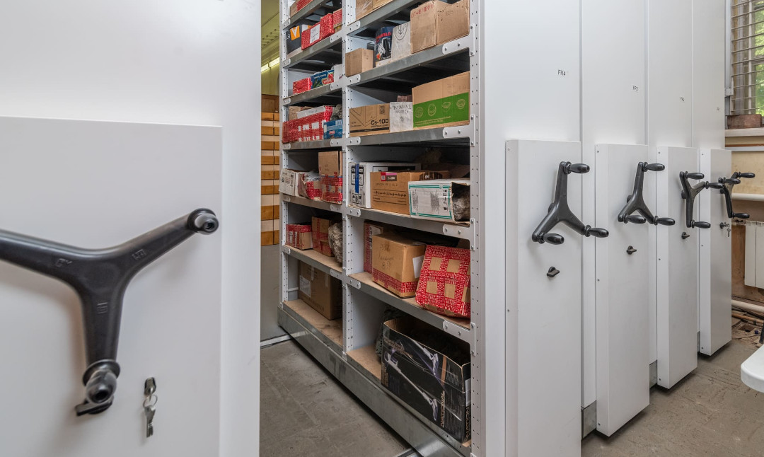 Мобильные стеллажи для хранения камней и геологических коллекций в музее