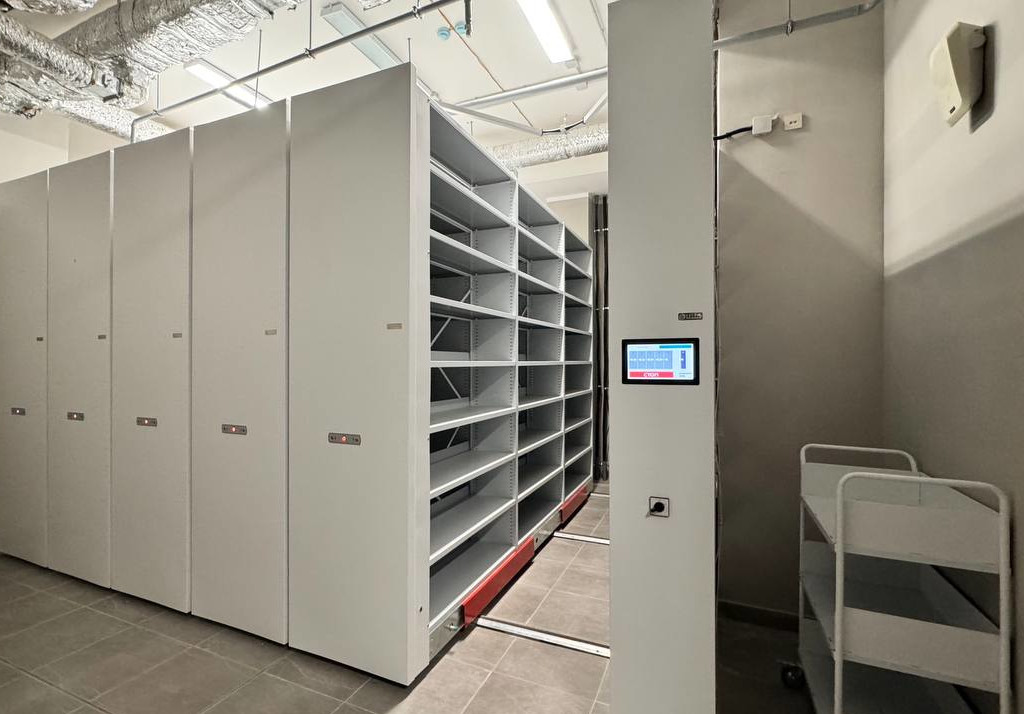 Мобильные стеллажи с электроприводом в банке