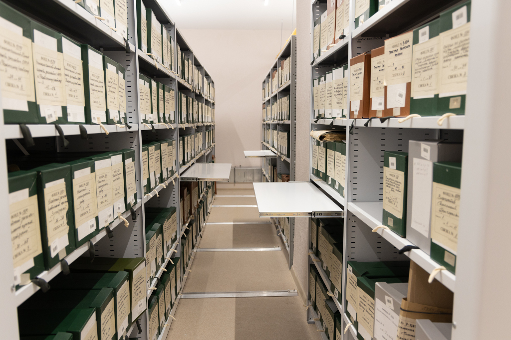 Мобильные стеллажи в архиве банка