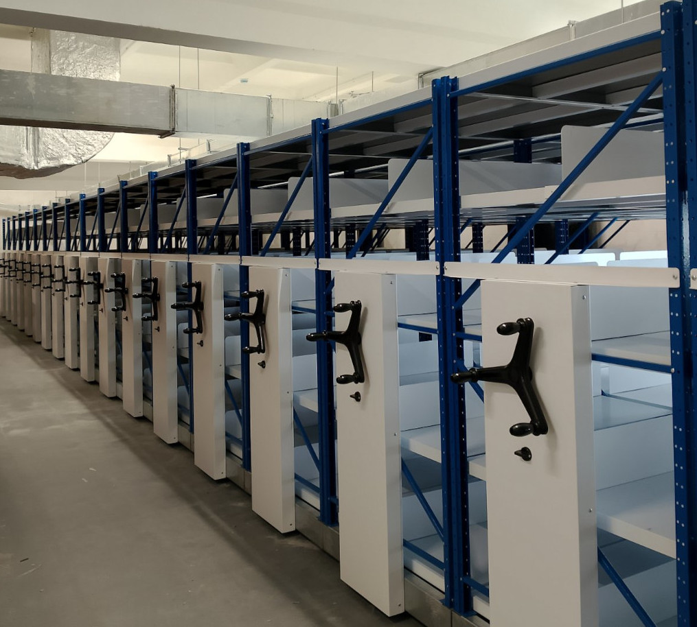 мобильный стеллаж с разделителями на полках для инструментальной кладовой