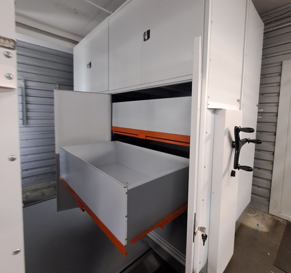 мобильный стеллаж с ящиками и дверями