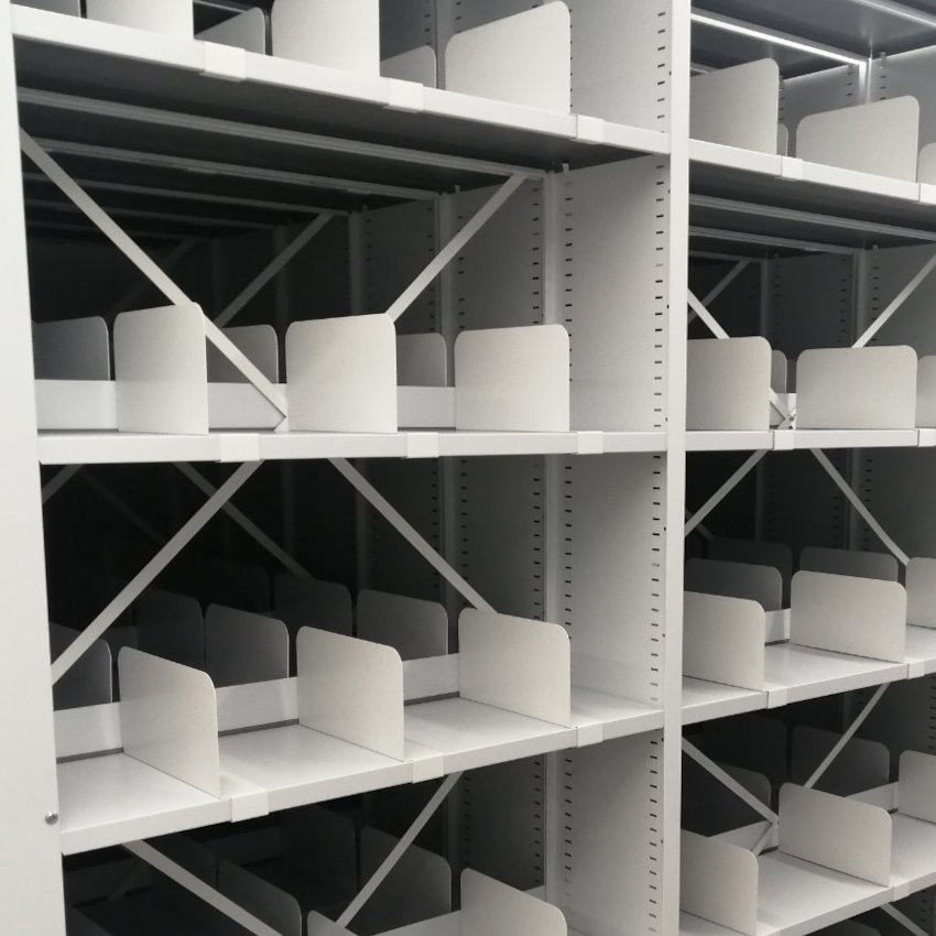 Стеллажи с подвижными разделителями на полке