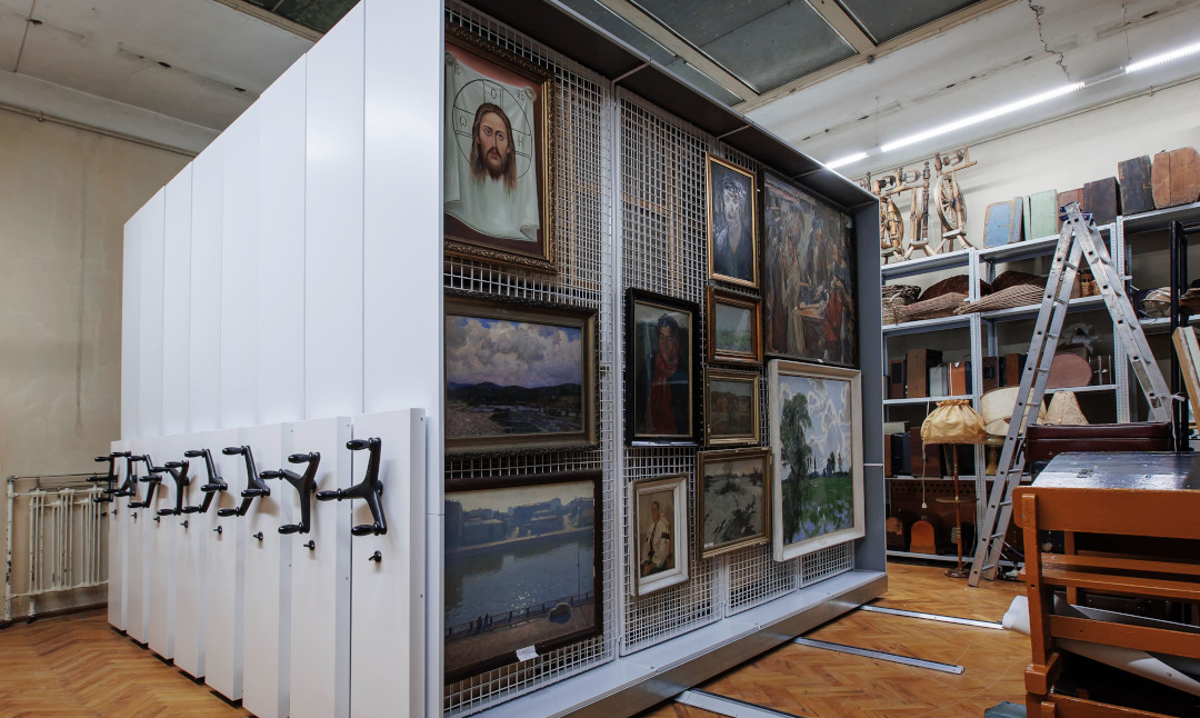 Сетчатые стеллажи для картин