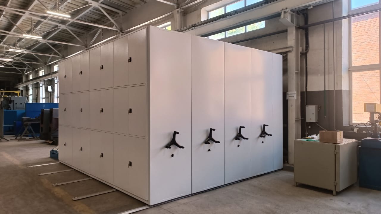 Мобильные стеллажи для склада с дверями