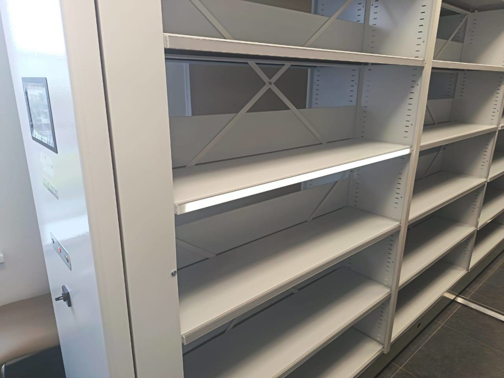 Стеллажи с электроприводом и подсветкой полок