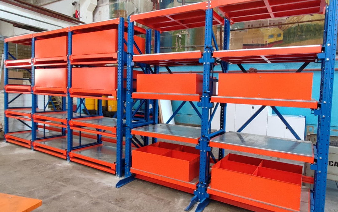 Стеллажи с выкатными платформами и ящиками с ячейками