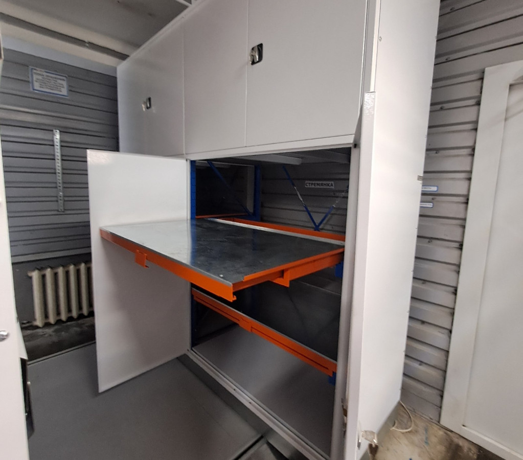 Стеллажи  с дверями для склада