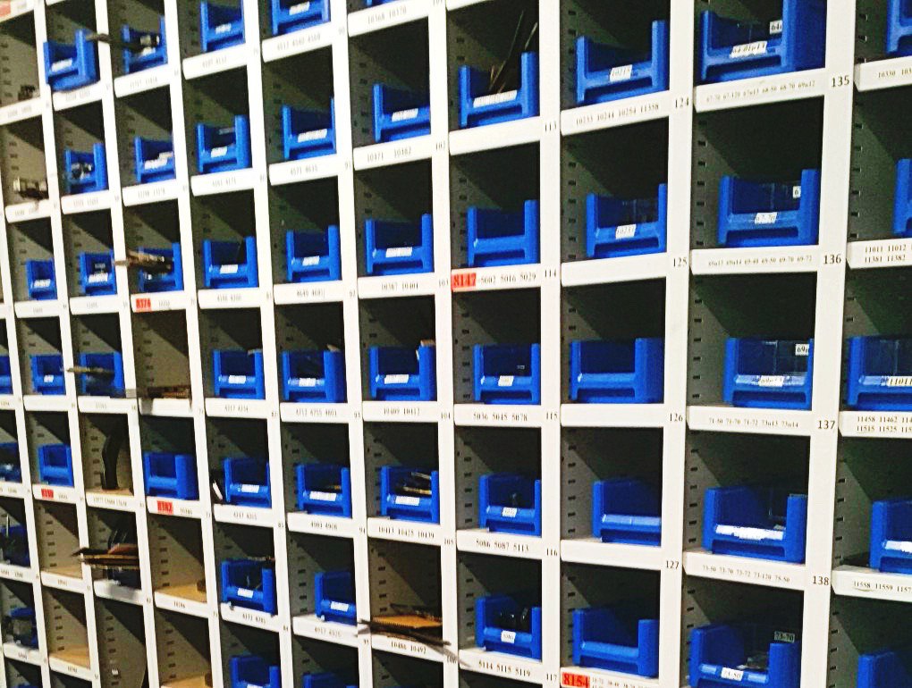 Стеллажи с ячейками и пластиковыми контейнерами