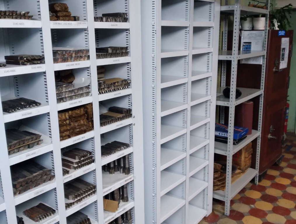 Стеллажи с ячейками