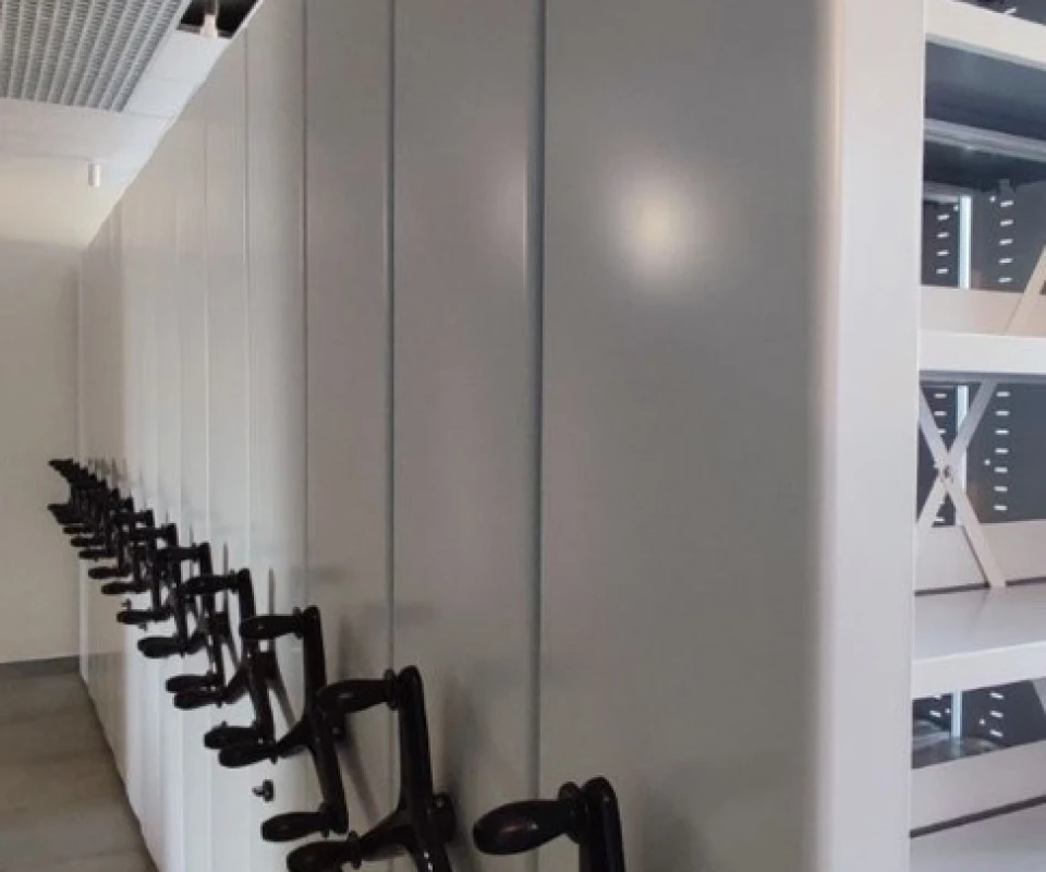 Передвижные стеллажи для хранения медицинских карт