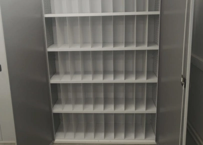 Металлический стеллаж для хранения пропусков с дверьми