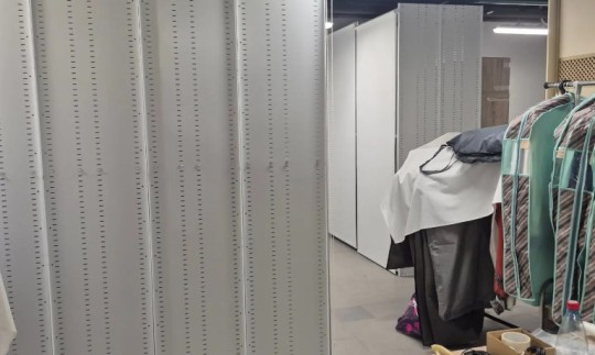Перфорированные стойки шкафов для одежды