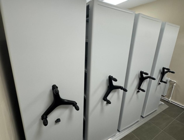 Мобильные стеллажи с механическим приводом