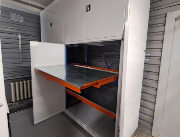 стеллажи с выкатными платформами, ящиками и дверями