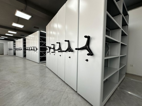 Белые стеллажи окрашенные