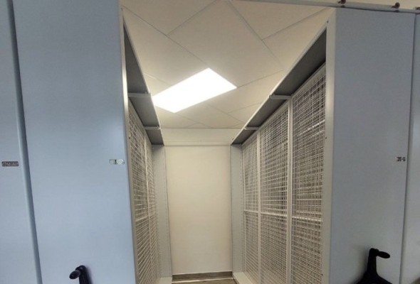 верхний анти-опрокидыватель для стеллажей