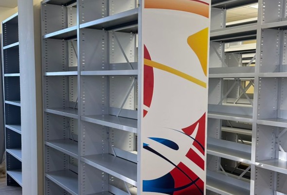 стеллажи с цветными лицевыми панелями