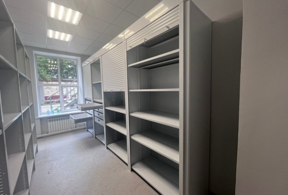 стеллажи с дверями жалюзи в музее