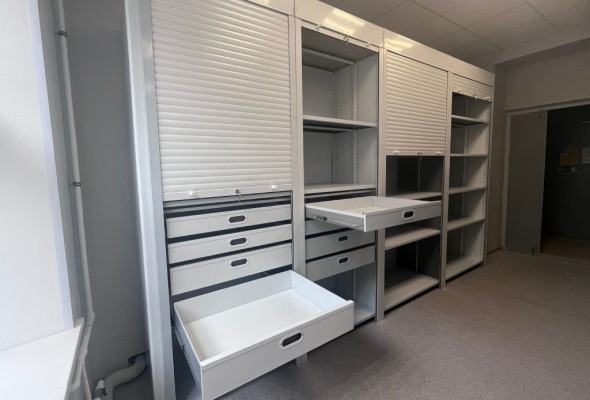 стеллажи с выдвижными ящиками и дверями