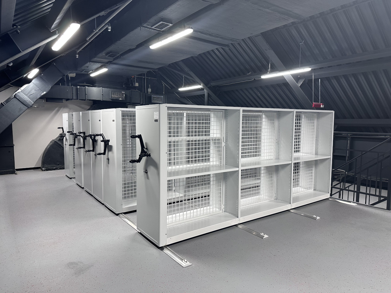 мобильные стеллажи с сетками для картин