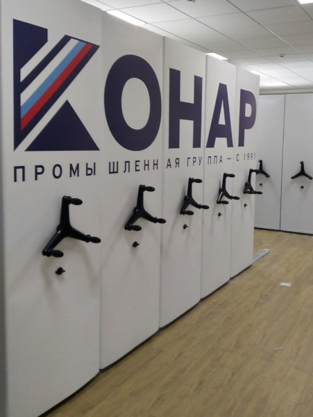 брендированные стеллажи