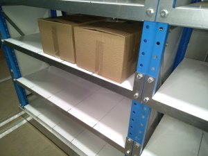хранение коробов на уровнях передвижных стеллажей для склада