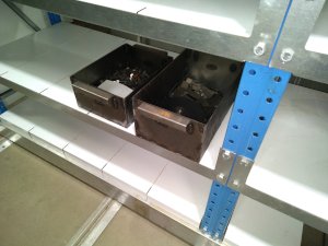 хранение деталей и метизов на уровнях мобильных стеллажей для склада